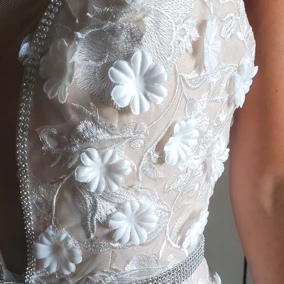 Stunning custom champagne & ivory gown with lace - Picture 14 of 16